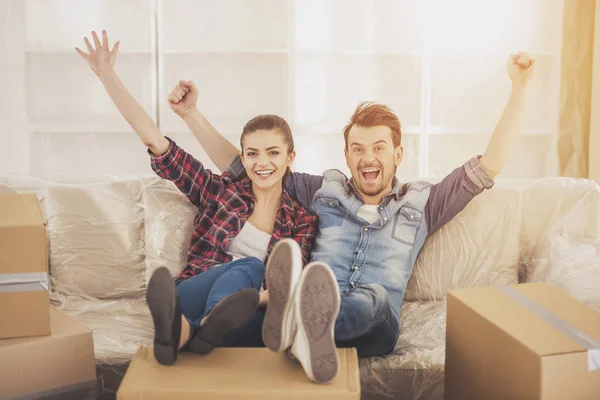 La joven pareja feliz. Traslado, compra de nueva vivienda — Foto de Stock