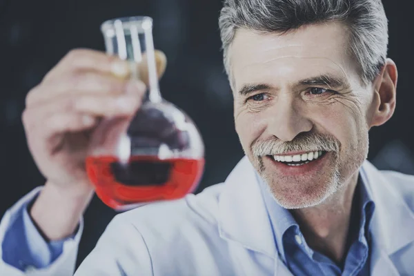 Química o concepto de ciencia. Profesor sénior de química trabajando en laboratorio — Foto de Stock