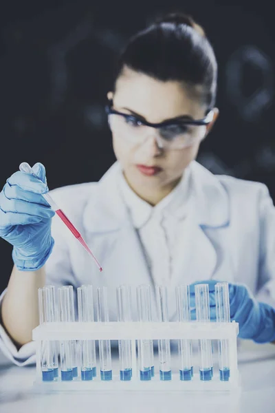 Joven investigadora científica morena en el laboratorio de la Universidad . — Foto de Stock