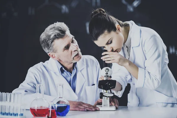 Profesor sénior de química y su asistente trabajando en laboratorio — Foto de Stock