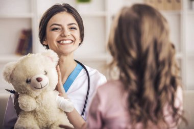 Bir doktor, küçük kız