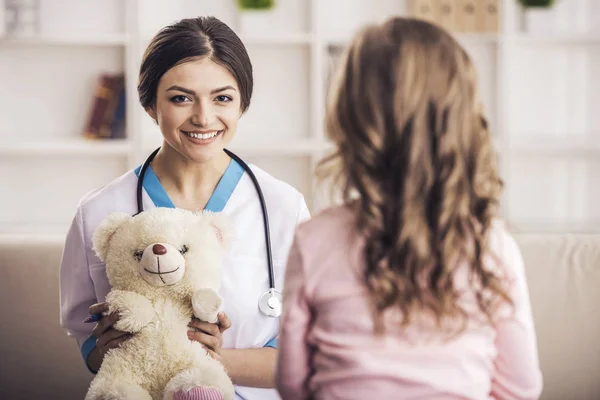 Kleines Mädchen in einem Arzt — Stockfoto
