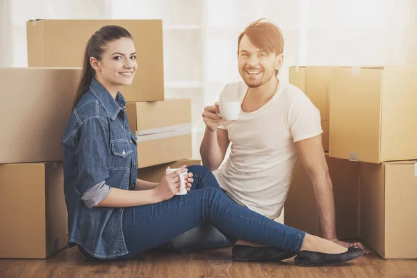 The young happy couple drinking tea and coffe — Stock Photo, Image