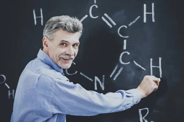 Professor of chemistry writes on the blackboard formula in University — Stock Photo, Image