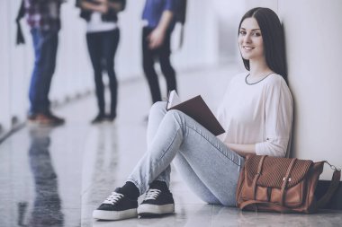 Kadın güzelliğinin genç öğrenci kitap okuma.