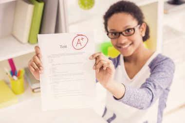 Kız öğrenci gösteren test sonuçları
