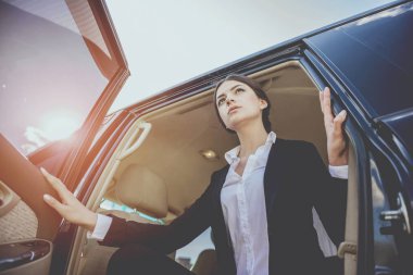 iş kadını arabaya