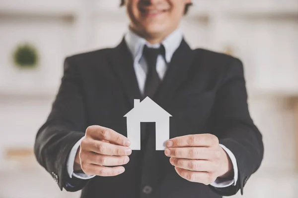 Realtor homem está segurando modelo de casa — Fotografia de Stock