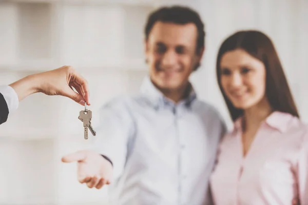 El hombre con su esposa se le da una llave de la casa — Foto de Stock