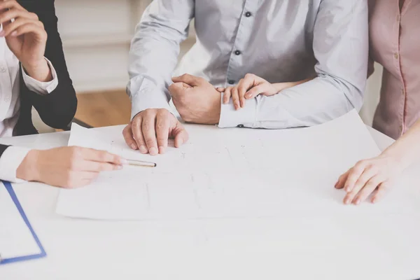 Young Realtor Showing Contract Floor Layout Apartment Young Couple — Stock Photo, Image