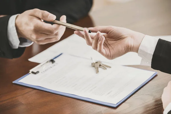 Close Mãos Com Uma Caneta Para Assinar Contrato — Fotografia de Stock