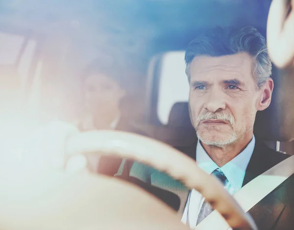 Hombre de negocios en el coche — Foto de Stock