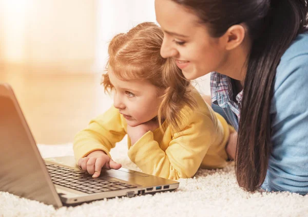 Mamá con hija pequeña — Foto de Stock