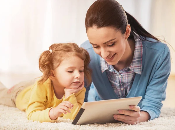 Mamma med lilla dotter — Stockfoto