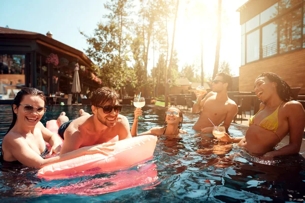 Multiethnic Company Friends Swimming Pool Company Young People Spend Weekend — Foto Stock