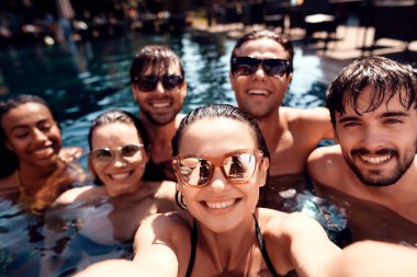 Yaz tatil arkadaşlar birlikte havuz partisi. Yüzme havuz partisi. Genç insanlar harcamak aquapark haftasonu.