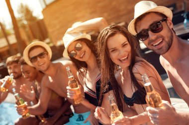 Eğleniyor ve aquapark yaz aylarında zevk mutlu gençler. Havuz partisi konsepti. Yaz tatil arkadaşlar birlikte Yüzme Havuzu.