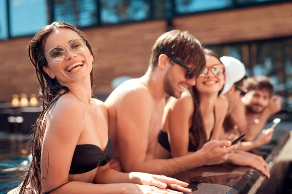 Compañía Jóvenes Amigos Mira Las Fotos Tomadas Teléfono Inteligente Piscina — Foto de Stock