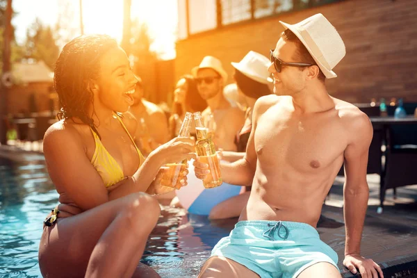 Homem Bonito Chapéu Verão Mulher Bonita Aplaudindo Com Garrafas Cerveja — Fotografia de Stock