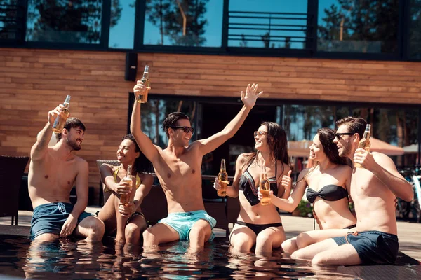 年轻快乐的人有乐趣和享受夏季在水上乐园 游泳池派对暑假朋友一起在游泳池 — 图库照片