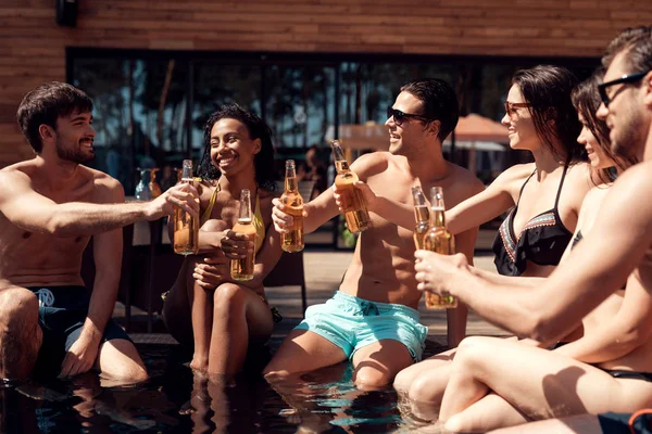 Gezelschap Van Vrienden Juichen Met Bierflesjes Zwembad Zwembad Partij Gezelschap — Stockfoto