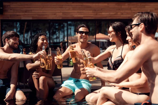 Gesellschaft Von Freunden Jubelt Mit Bierflaschen Schwimmbad Schwimmbadparty Gesellschaft Junger — Stockfoto