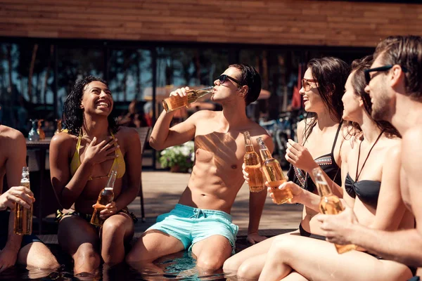 Jovens Amigos Torcendo Com Garrafas Cerveja Piscina Verão Festa Piscina — Fotografia de Stock