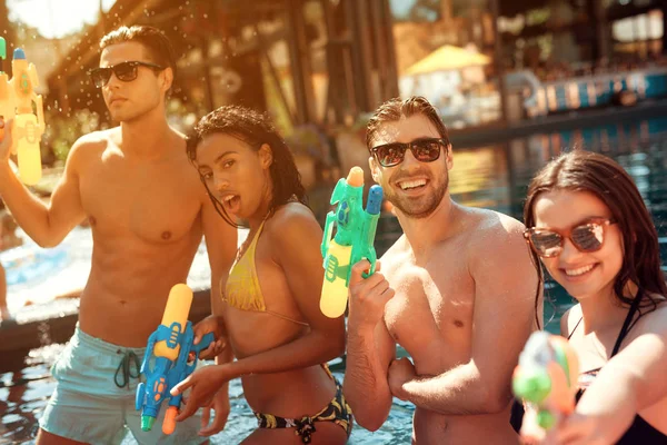 Fête Piscine Groupe Personnes Amusent Dans Piscine Été Compagnie Multiethnique — Photo