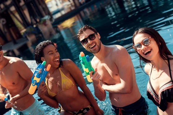 Las Personas Felices Con Pistolas Agua Divierten Piscina Sin Preocupaciones — Foto de Stock