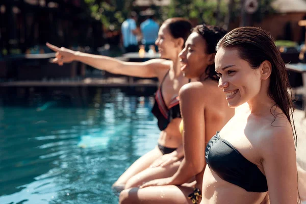 Multiethnic Company Beautiful Girls Spending Vacations Swimming Pool Joyful Company — Stock Fotó