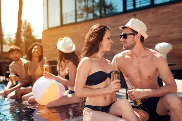 Stilig Kille Sommar Halm Hat Flirtar Med Tjej Baddräkt Som — Stockfoto