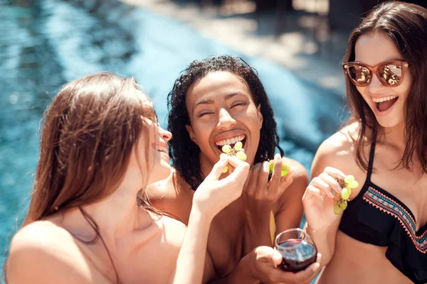 Young Beautiful Girls Spend Time Pool Eating Grapes Drinking Wine — Photo