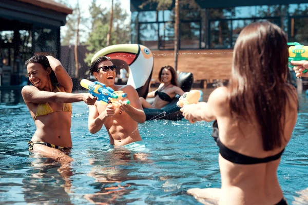 Compagnie Multiethnique Amis Dans Piscine Été Fête Piscine Groupe Personnes — Photo