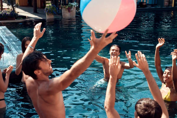 Eine Gruppe Junger Leute Spielt Beachball Pool Gesellschaft Von Freunden lizenzfreie Stockfotos