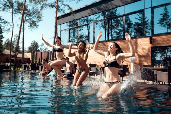 Joyful Young Girls Swimsuits Jumping Pool Friends Carefree Spend Time — Photo