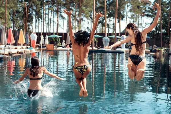 Fröhliche Junge Mädchen Badeanzügen Springen Den Pool Freunde Verbringen Unbeschwert Stockbild