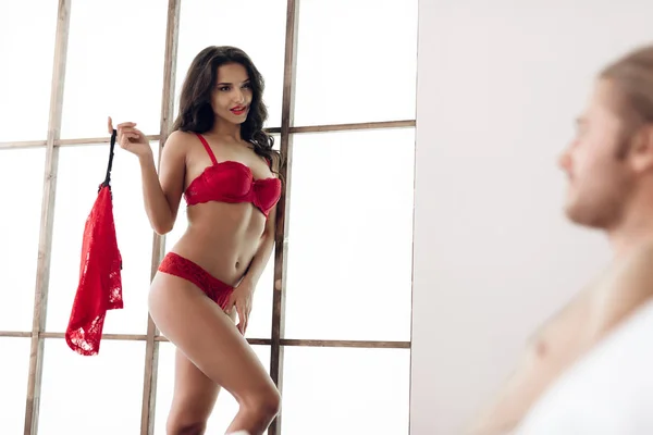 Donna Appassionata Biancheria Intima Rossa Tiene Mano Negligee Rosso Guardando — Foto Stock