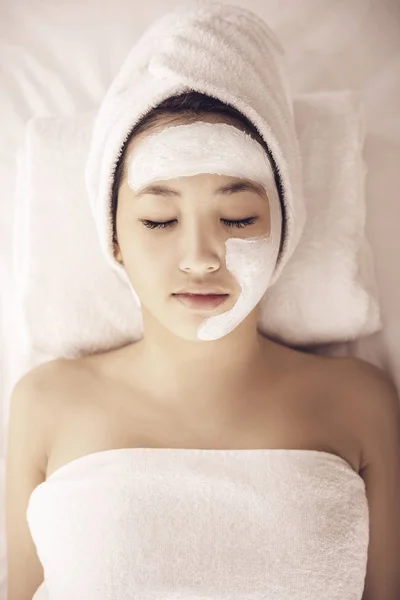 Genç Asyalı kadın Güzellik Salonu yüz maskesi alma için Spa terapi — Stok fotoğraf