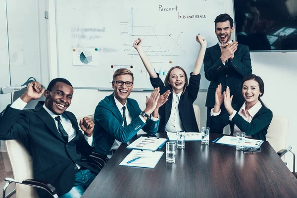 Grupo multiétnico de empresarios exitosos se regocijan por el éxito en la sala de conferencias . — Foto de Stock