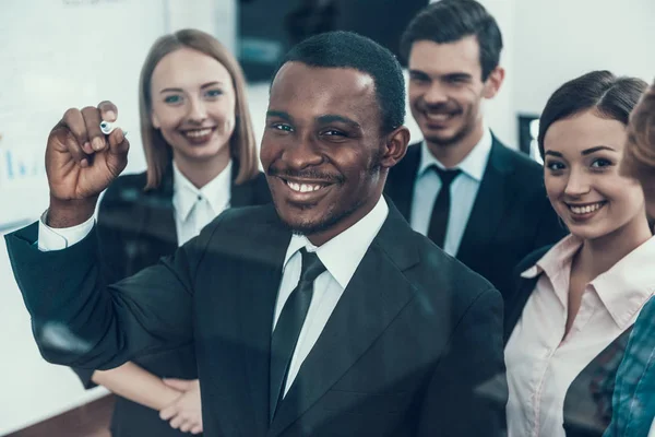Un grup multinațional fericit de manageri de succes atrage grafică în sala de negocieri . — Fotografie, imagine de stoc