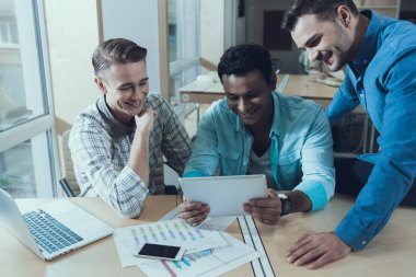 Çok ırklı takım başarılı yaratıcı gençlerin ortak proje üzerinde çalışıyor. Başlangıç.