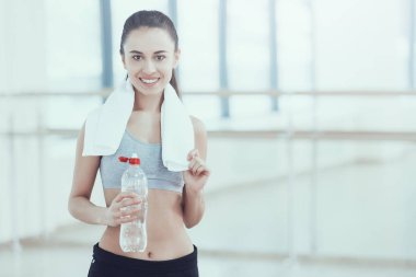 Spor genç esmer eğitimden sonra dinlenme.