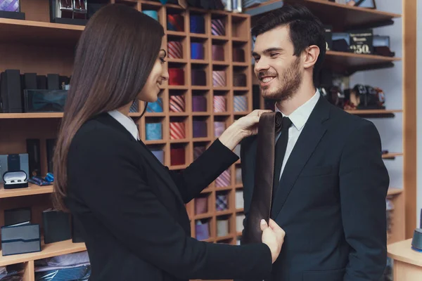 Genç başarılı adam ölçü kravat iş giyim mağazasında. İş elbisesi butik. — Stok fotoğraf