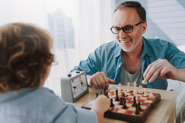 Gelukkig grootvader schaakt met kleine kleinzoon. — Stockfoto