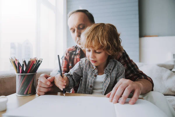 Feliz abuelo y nieto pequeño pintar con colores . — Foto de Stock