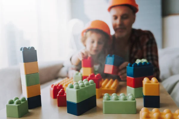 El abuelo feliz y el nieto pequeño juegan bloques. Diversión familiar . — Foto de Stock