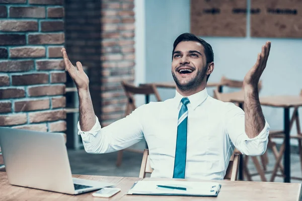 Indischer erfolgreicher Geschäftsmann freut sich über Erfolg. — Stockfoto