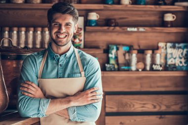 Önlük kafede başarılı barista portresi.