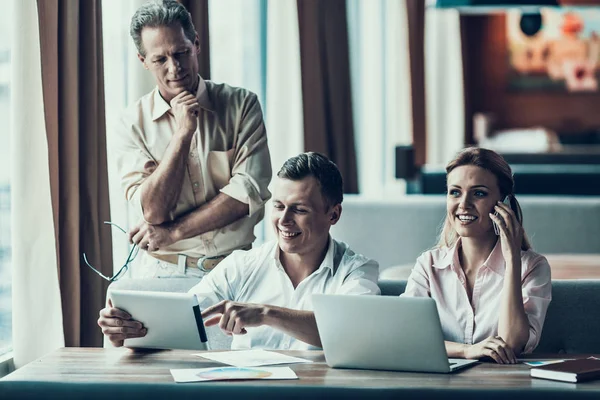 Zakelijke partners maken opstarten, zitten in Cafe. — Stockfoto