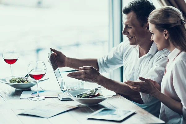 Smart Mann mit Tablet sitzt mit junger Frau im Café. — Stockfoto
